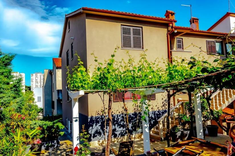Apartment Katia Pula Bagian luar foto